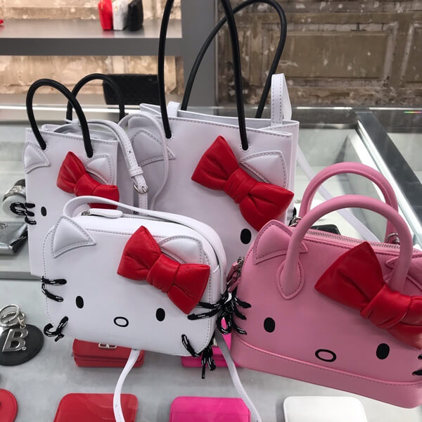 2020超限定バレンシアガコピー  Hello Kittyコラボ Camera Bag XS 20021501