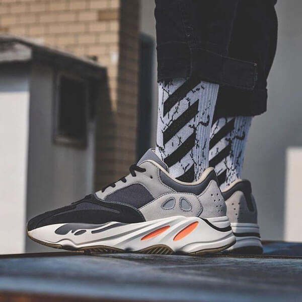 【アディダス】激レア ☆ 入手困難 超限定 Yeezy Wave Runner 700 OG  FV9922