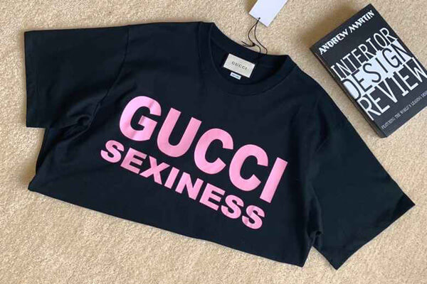 グッチ SEXINESS偽物 プリント オーバーサイズ tシャツ ロゴ623608