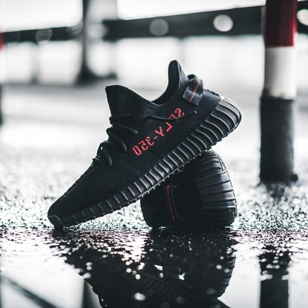 【アディダス】偽物 激レア Kanye West コラボ Yeezy Boost 350 V2 Bred 21033104