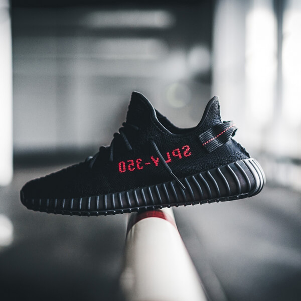 【アディダス】偽物 激レア Kanye West コラボ Yeezy Boost 350 V2 Bred 21033104